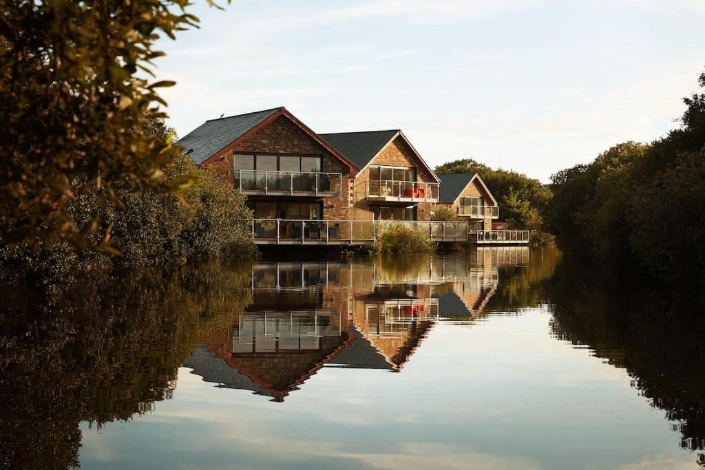 Kingfisher Hot Tub & Log Burner House On Premium Lakeside With Resort Facilities 세인트컬럼메이져 외부 사진