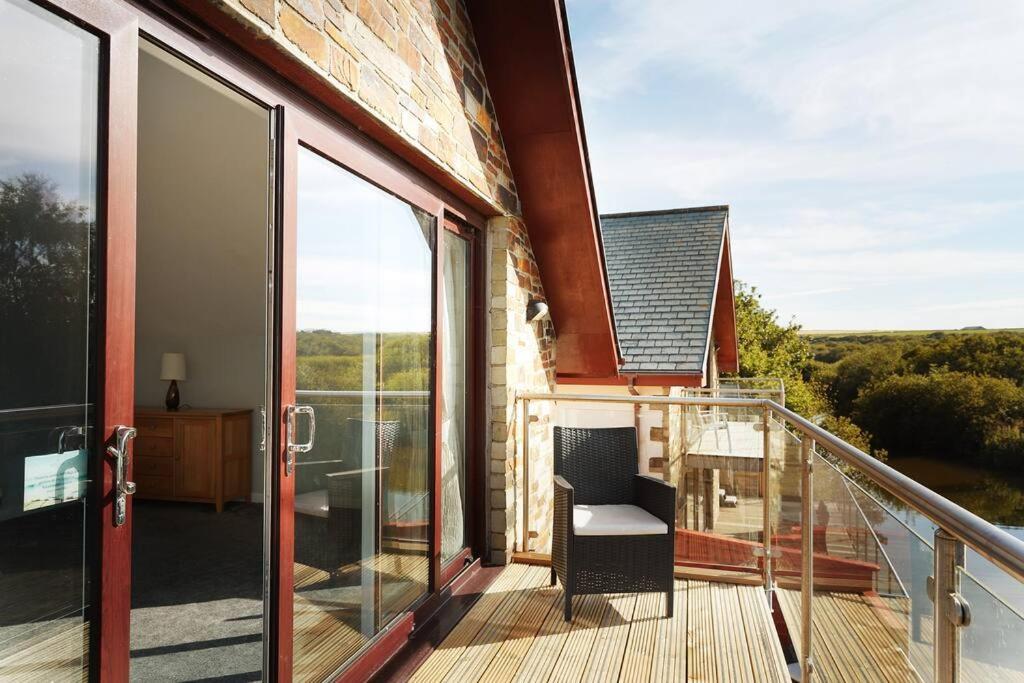 Kingfisher Hot Tub & Log Burner House On Premium Lakeside With Resort Facilities 세인트컬럼메이져 외부 사진