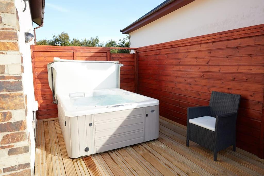 Kingfisher Hot Tub & Log Burner House On Premium Lakeside With Resort Facilities 세인트컬럼메이져 외부 사진