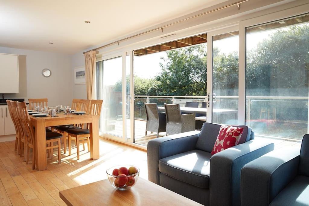 Kingfisher Hot Tub & Log Burner House On Premium Lakeside With Resort Facilities 세인트컬럼메이져 외부 사진