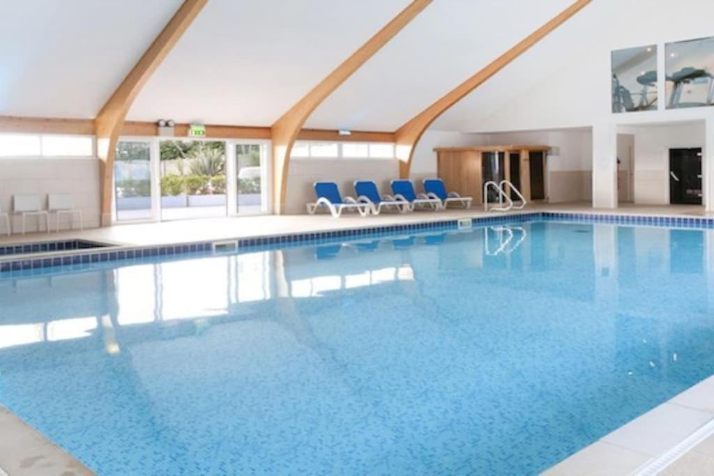 Kingfisher Hot Tub & Log Burner House On Premium Lakeside With Resort Facilities 세인트컬럼메이져 외부 사진