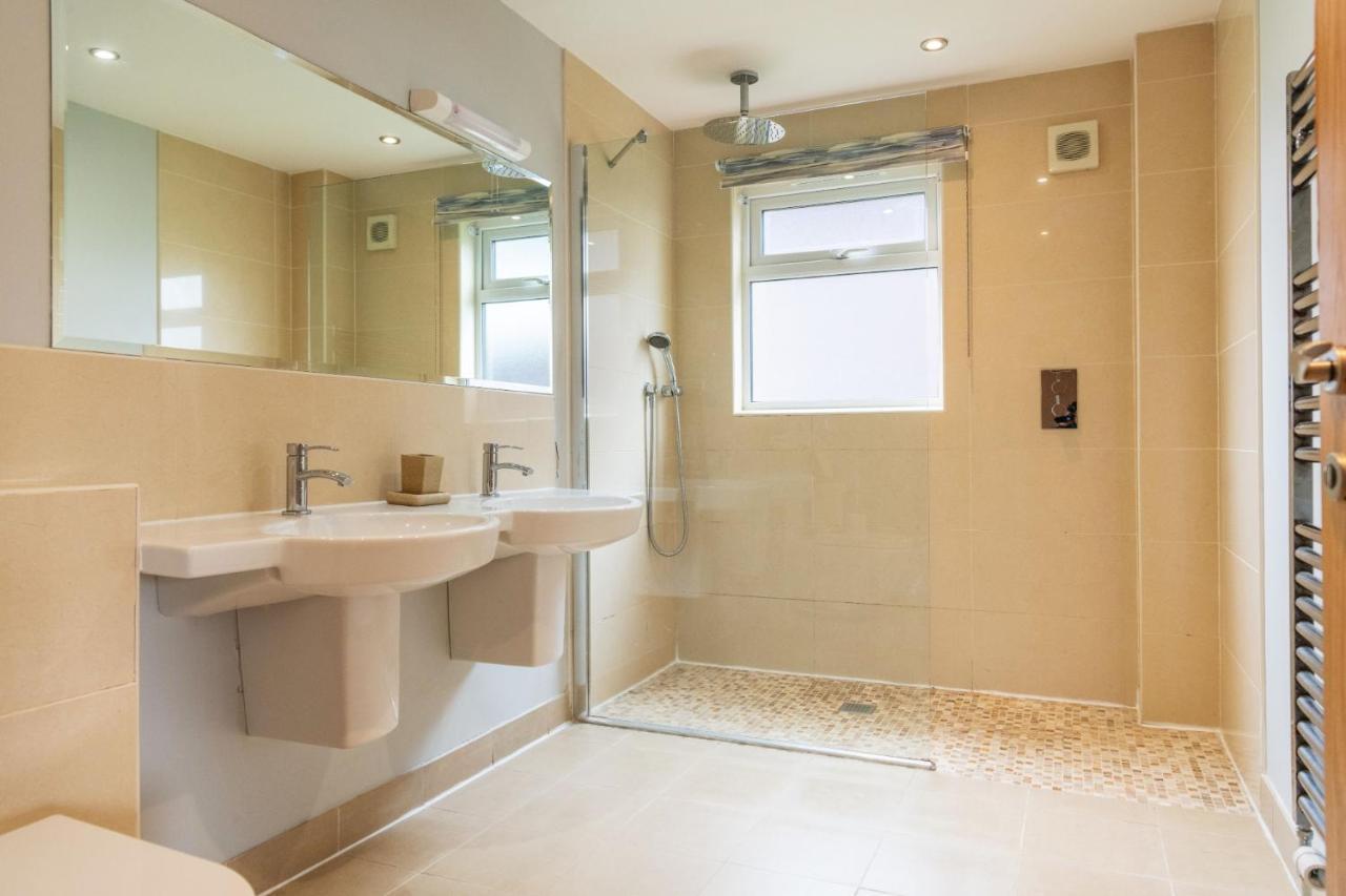 Kingfisher Hot Tub & Log Burner House On Premium Lakeside With Resort Facilities 세인트컬럼메이져 외부 사진