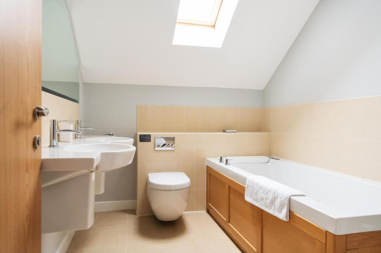 Kingfisher Hot Tub & Log Burner House On Premium Lakeside With Resort Facilities 세인트컬럼메이져 외부 사진